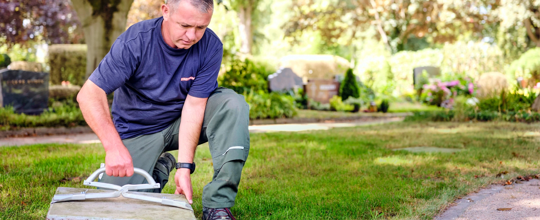 Mitarbeiter der Stadtwerke Selm bei der Friedhofpflege