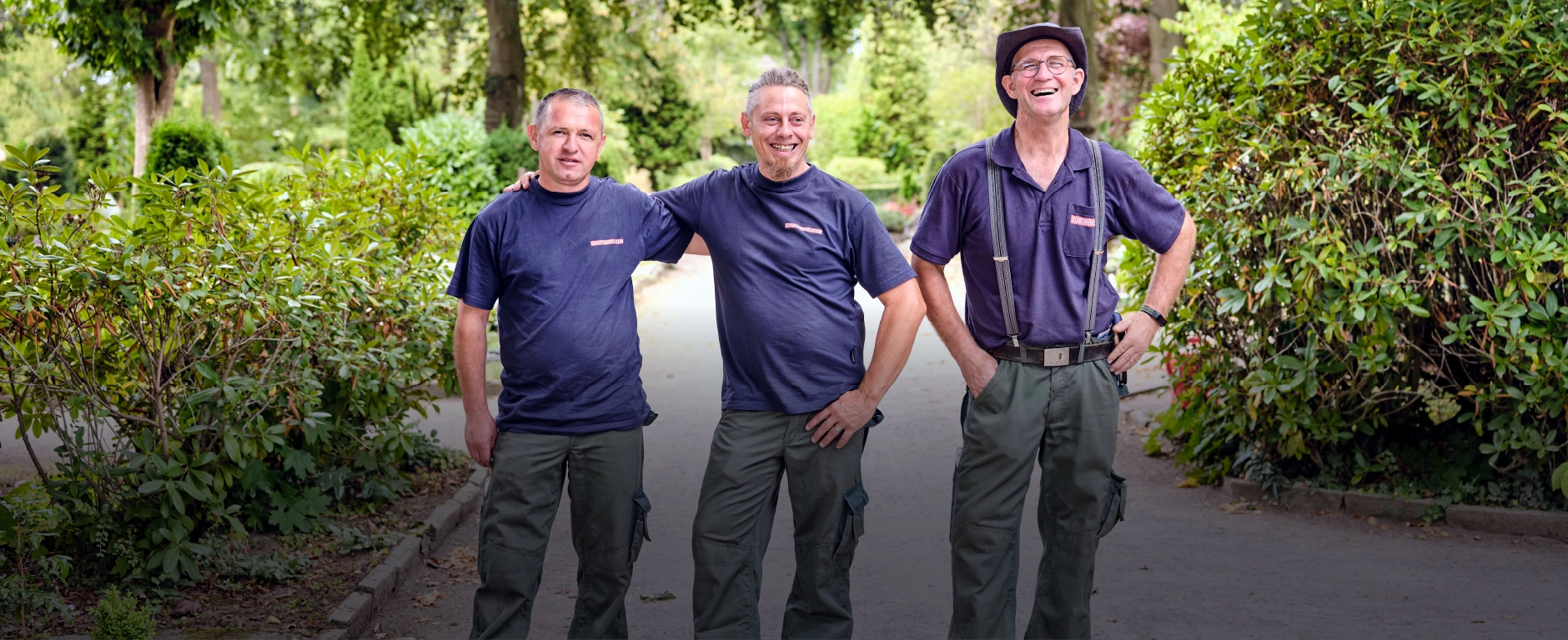 Gruppenbild von drei Mitarbeitern der Stadtwerke Selm während ihrer Tätigkeit auf dem Friedhof