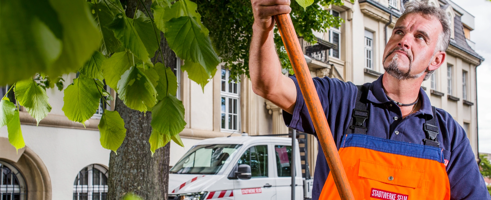 Mitarbeiter der Stadtwerke Selm bei Grünarbeiten vor dem Rathaus in Selm.