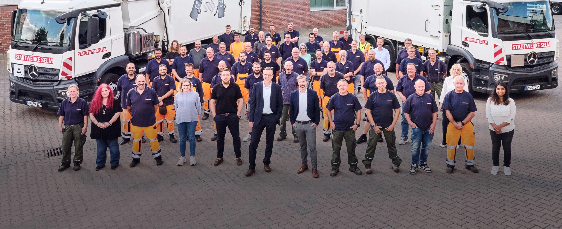 Gruppenbild des Teams der Stadtwerke Selm auf dem Verwaltungsgelände