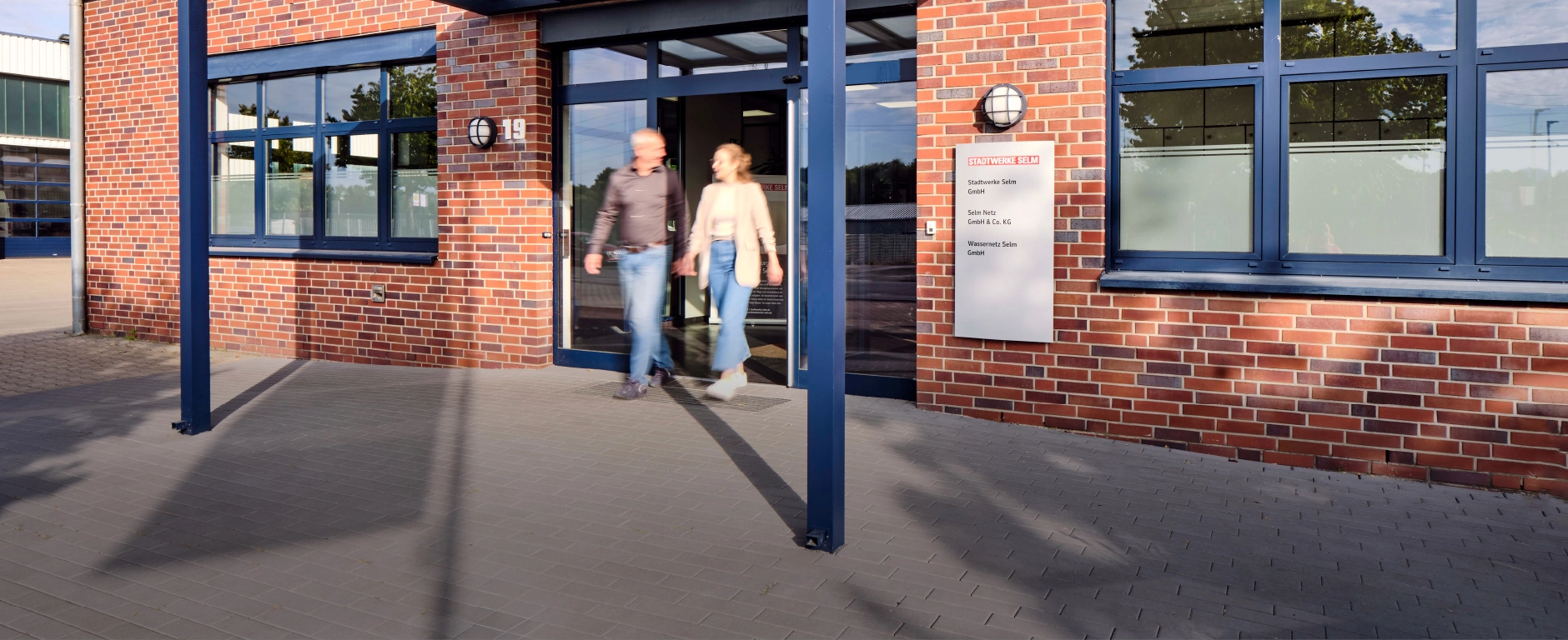 Mitarbeiter, welche aus dem Verwaltungsgebäude der Stadtwerke Selm gehen
